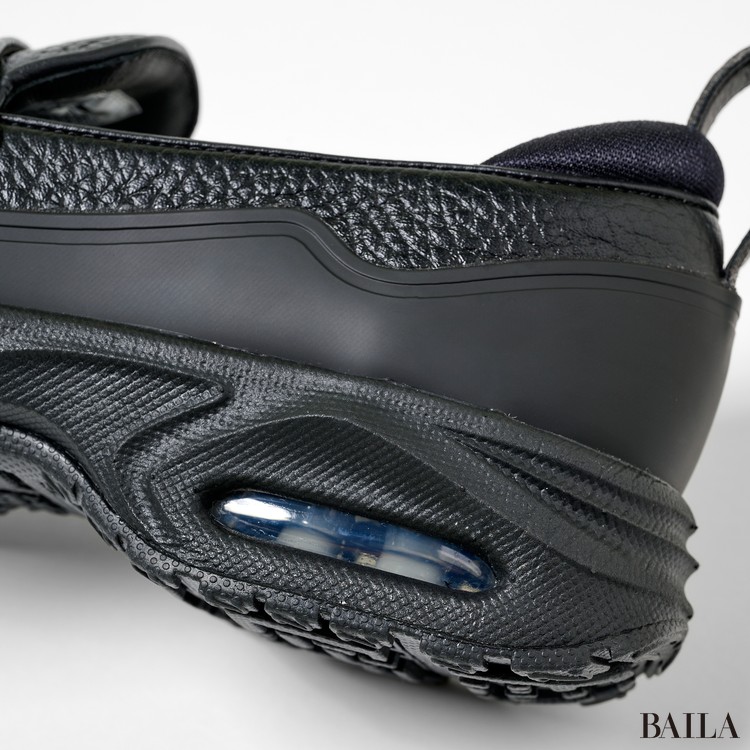 「ナイキ」の「AIR MAX PHENOMENA」￥20130　サイドの寄り