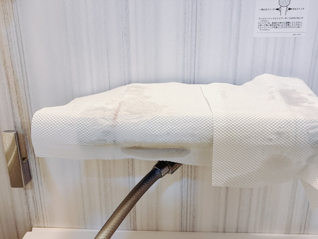 手順2．キッチンペーパーで湿布をして、その上からさらにクエン酸水をスプレーする