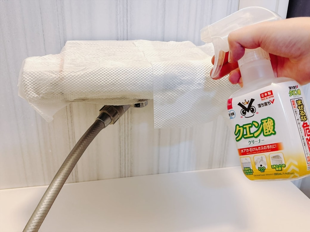 キッチンペーパーを貼ったら、その上からさらにクエン酸水をかけて、水あかに浸透させる