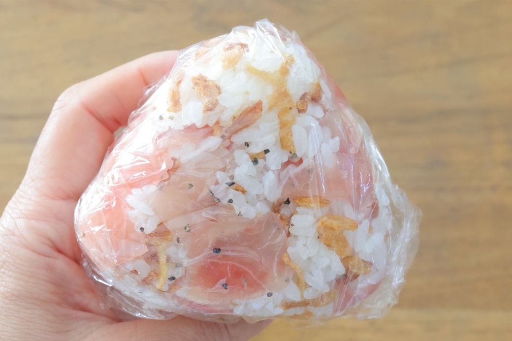 「生ハムとフライドオニオンのおにぎり」