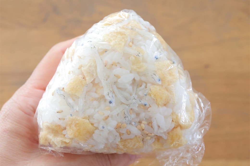「ちりめんじゃこと油揚げのおにぎり」
